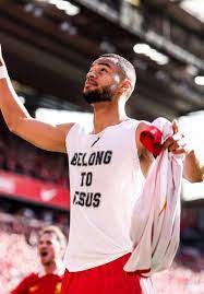 Jugador del Liverpool proclama que “pertenece a Jesús” tras ganar la Premier League, inspirado en Kaká