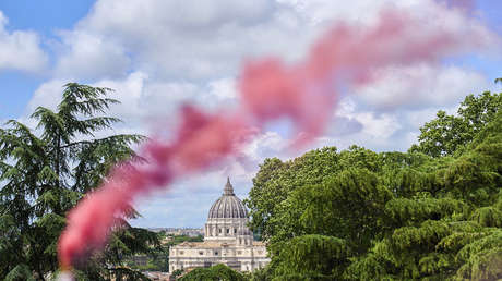 Humo rosa en el Vaticano