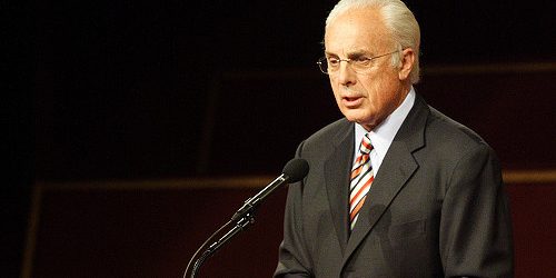 Muere John MacArthur a los 86 años