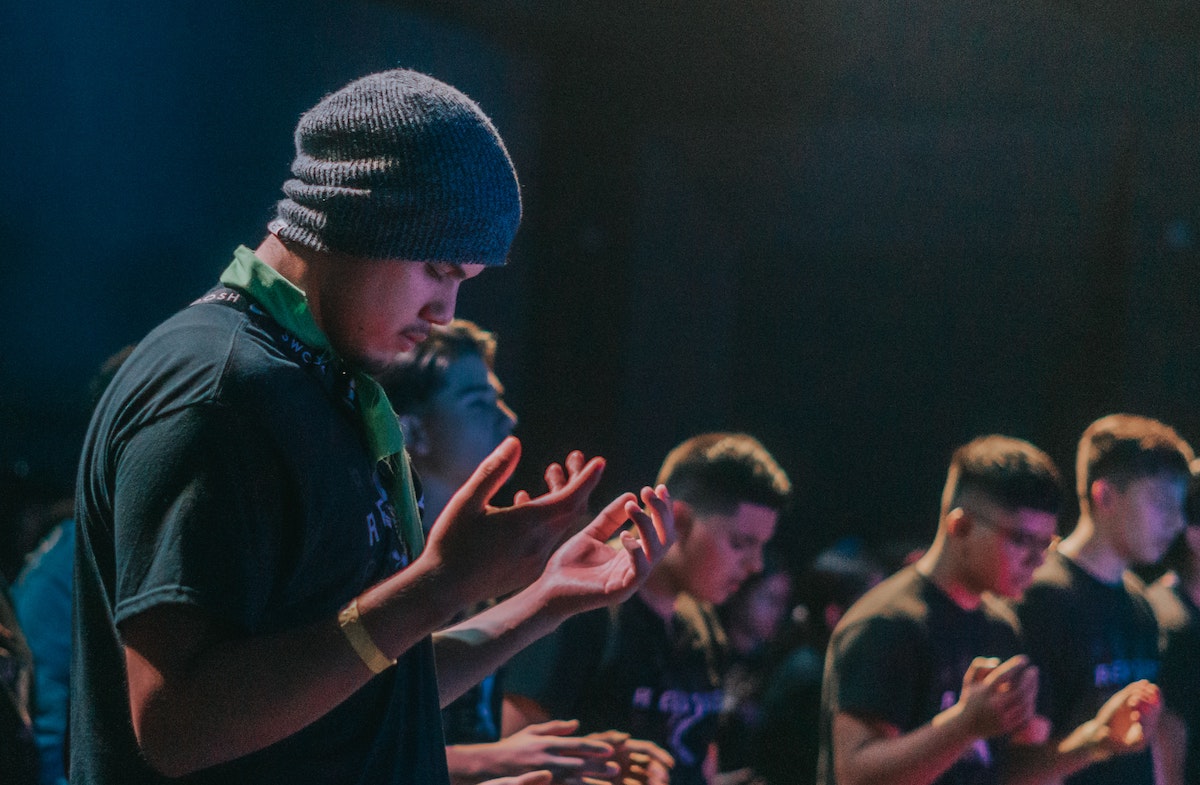 Estudio revela abandono juvenil de iglesias en adultez temprana