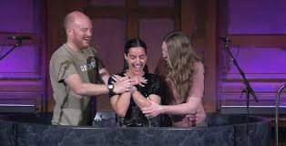 La actriz de Superman María Gabriela de Faría se bautizó en una iglesia de Pasadena California